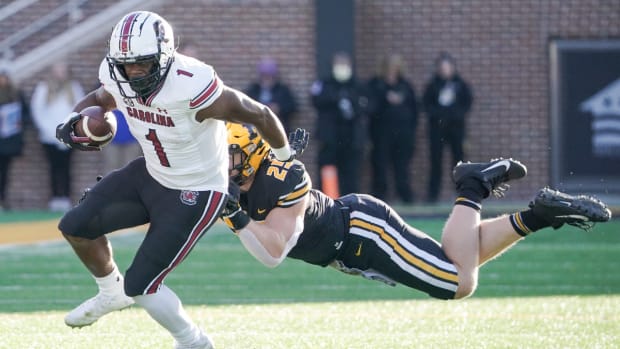 MarShawn Lloyd Running Back South Carolina Gamecocks - 2021 contest at Missouri - linebacker Blaze Aldredge for Missouri